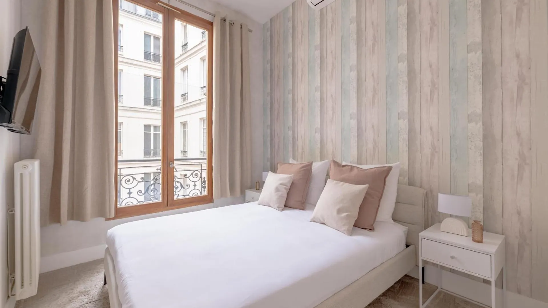 Beautiful Duplex Heart Of Paris Apartment